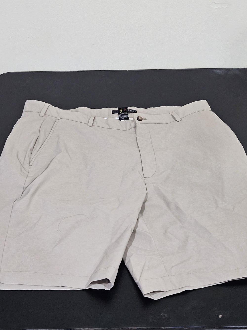 Greg Norman Men's Size 40 Golf Shorts Beige Khaki 10” Inseam Performance Chino
